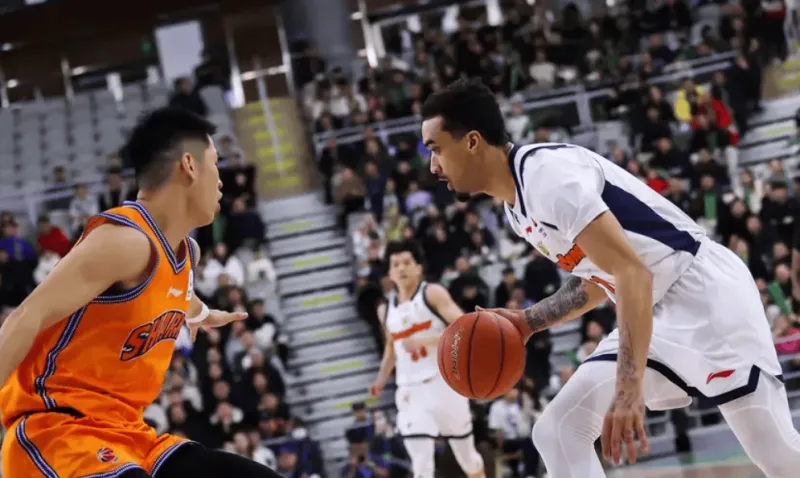 上海男篮战胜广东男篮晋级四强，赛季三杀广东