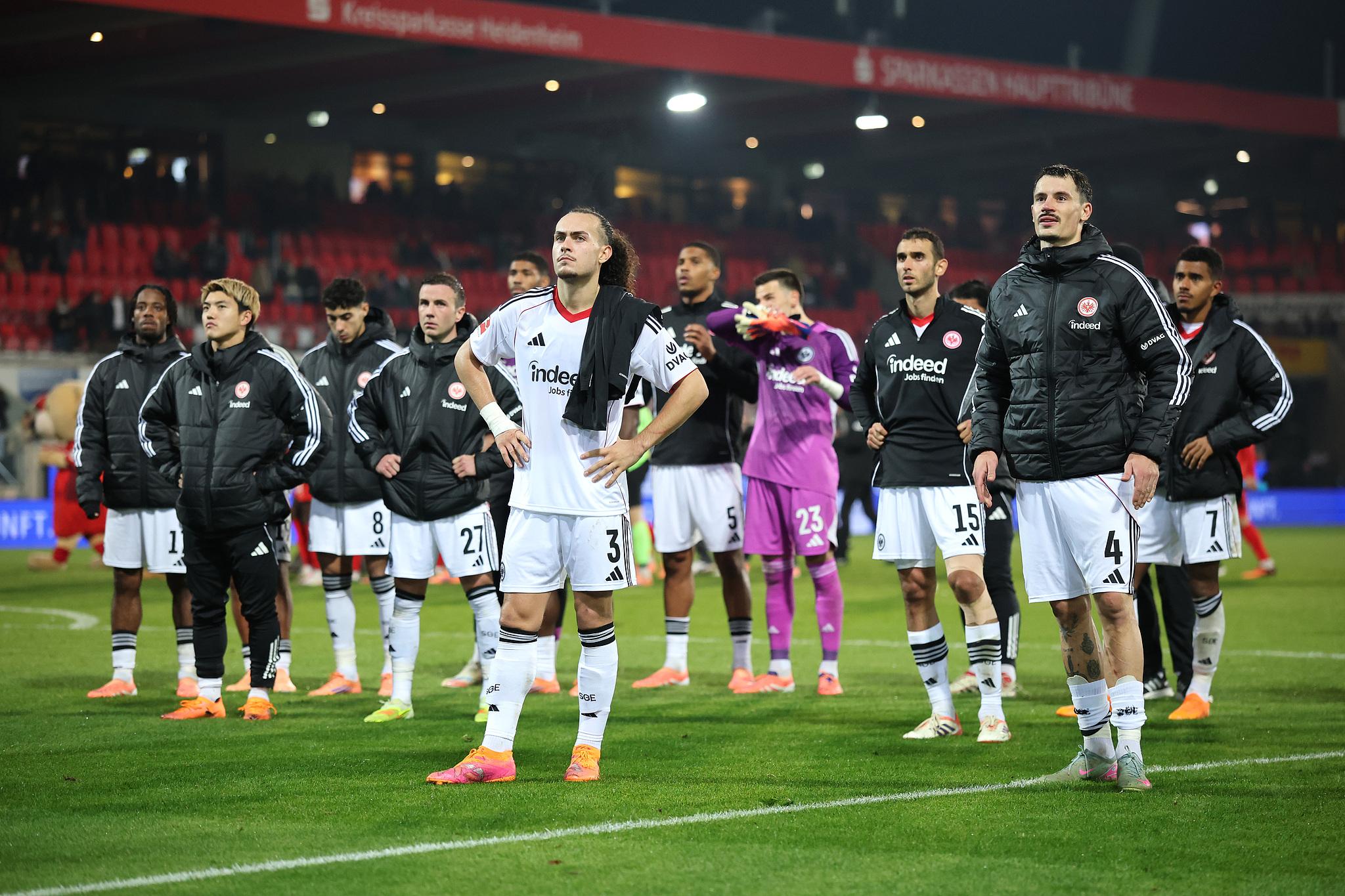 开云体育平台-法兰克福球迷在桑托斯再次失误后爆发——队友也很生气