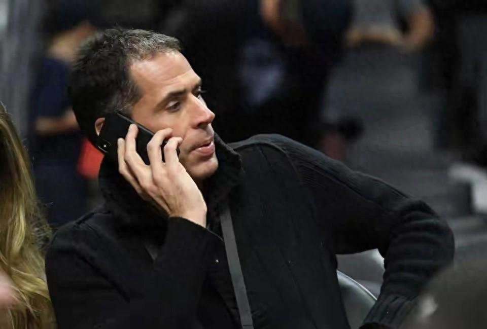 开云体育-3000万起价！小里伤病竟成助攻，佩林卡吃瘪，浓眉交易隐痛难消